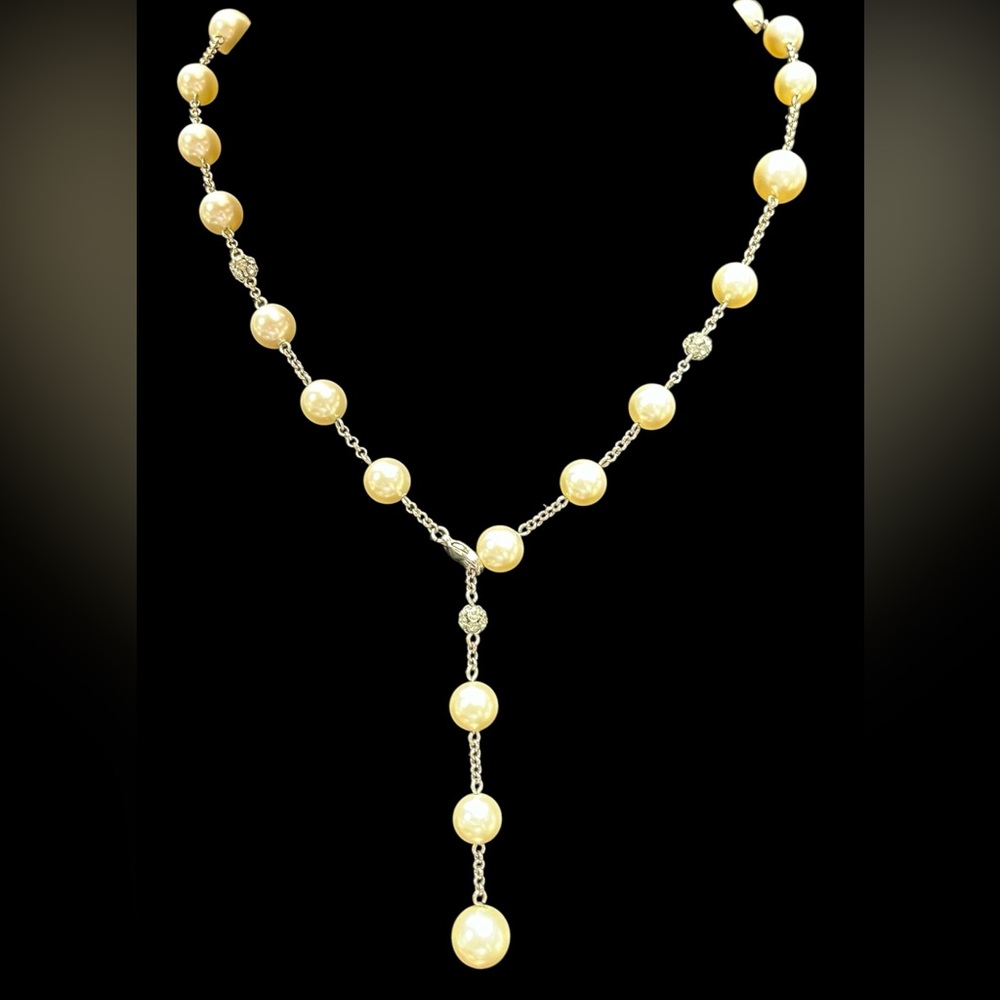 Elegant Pearl Necklace with Silver Accents